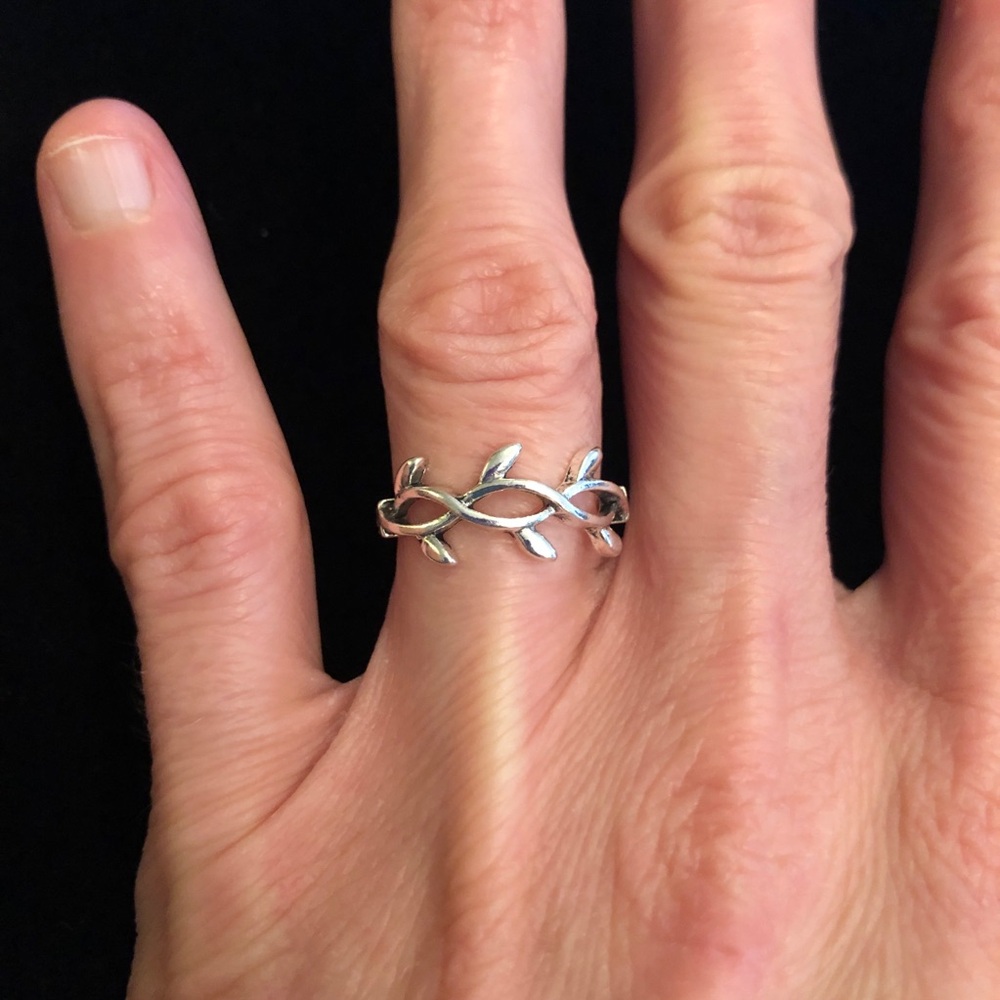 Elegant Silver Leaf Vine Ring
